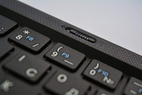 em, fora, teclado, computador, computador portátil, teclado chiclet, tecnologia, tecnologia sem fio, comunicação, o negócio, finança, fechar-se, número, conexão, Internet, cor preta, texto, equipamentos de informática, comprando, rede de computadores, negócio corporativo, bancário, ninguém, varejo, equipamento, botão de apertar, codificação, 5K, CC0, domínio público, royalty free