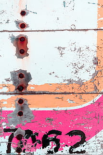 Senza titolo, parete, ruggine, peeling, dipingere, numero, puntini, linea, screpolato, astratto, sfondo, grunge, legna, vernice scrostata, struttura, caratteristica della parete, nessuno, intemperie, architettura, rosso, vecchio, fotogramma intero, struttura costruita, strutturato, sfondi, giorno, avvicinamento, sbucciare, colore rosa, graffiti, arrugginito, modello, metallo, esterno dell'edificio, deterioramento, 2K, CC0, dominio pubblico, privo di copyright