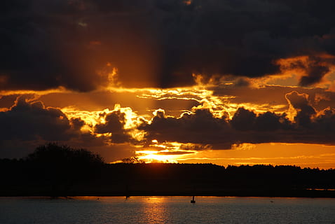 posta de sol, núvols, sortida del sol, naturalesa, escenics, bellesa a la natura, tranquil·litat, reflexió, cel, aigua, núvol - cel, escenics - natura, color taronja, escena tranquil·la, cap gent, idíl·lic, mar, arbre, llum solar, cel dramàtic, silueta, a l'aire lliure, 4K, CC0, domini públic, lliure de regalies