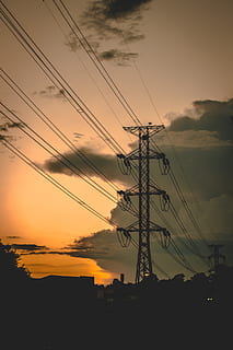 alba, paisatge, cel, posta de sol, cable, núvols, perill, electricitat, energia, medi ambient, alt, alt voltatge, línies, a l'aire lliure, poder, línia elèctrica, línies elèctriques, piló, silueta, acer, subministrament, torre, transmissió, arbres, voltatge, cables, núvol - cel, tecnologia, piló d’electricitat, generació de combustible i energia, Font d'alimentació, connexió, color taronja, bellesa a la natura, naturalesa, vista d’angle baix, cap gent, complexitat, escenics - natura, equipament elèctric, cel romàntic, 5K, CC0, domini públic, lliure de regalies