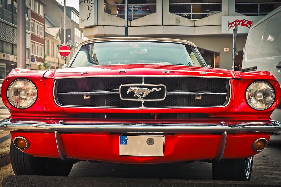 vermell, ford mustang fastback, aparcat, gris, carretera, automàtic, ford, oldtimer, automoció, vehicle, Mustang, ford mustang, clàssic, pkw, americà, EUA, retro, noble, cromat, darrere, vintage, cotxe muscular, v8, llum de fre, parpelleig, article de col·leccionista, vell, cotxe antic, vista, metàl·lic, mantingut, atreviu-vos, capacitat, bonic, conduir, frontal, crom, punt de mira, logotip, cavall, cotxe, estil retro, passat de moda, vehicle terrestre, transport, cotxe d'època, para-xocs, faro, mode de transport, antiguitat, obsoleta, carrer, manera de transport, automòbil, arquitectura, ciutat, dia, estacionari, cap gent, estructura construïda, exterior de l'edifici, vista frontal, a l'aire lliure, luxe, 4K