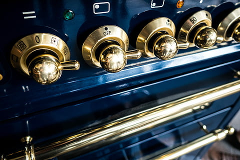 horno, cerrar, vendimia, de cerca, cocina, batería de cocina, tecnología, equipo, nudo, música, nadie, día, metal, adentro, instrumento musical, cultura de las artes y entretenimiento, azul, fotograma completo, color dorado, controlar, texto, centrarse en primer plano, equipo musical, número, vista de ángulo bajo, seguridad, 5K