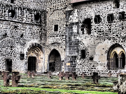 kloster, klostermur, bygning, capuchin kloster, kirkegård, hof, gårdsplads, lich, gammel, bygget struktur, arkitektur, historie, fortiden, bue, bygning udvendig, forladt, kørt ned, beskadiget, dårlig stand, forringelse, nedgang, dag, ingen mennesker, forvitret, ødelagt, gammel ruin, udendørs, gamle civilisation, arkæologi, snavset, mursten, arkitektoniske kolonne, 4K, CC0, offentligt domæne, royaltyfrie