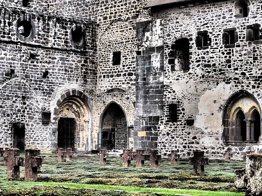 monestir, paret del monestir, edifici, monestir capuchí, cementiri, hof, pati, lich, vell, estructura construïda, arquitectura, història, el passat, arc, exterior de l'edifici, abandonat, aixafar, espatllat, mal estat, deteriorament, declivi, dia, antic, cap gent, resistent, arruïnat, antiga ruïna, a l'aire lliure, civilització antiga, arqueologia, brut, maó, columna arquitectònica, 4K