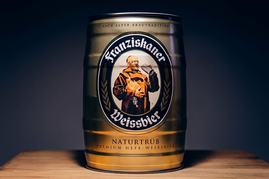 sense obrir, gris, franziskaner weissbier naturtrub, franzishaner, weissbier, llauna, marró, fusta, superfície, Keg, cervesa, alcohol, beure, tir de l'estudi, fons de colors, fons negre, cap gent, gran grup d'objectes, primer pla, ombra, a l'interior, dia, text, comunicació, guió occidental, taula, natura morta, menjar i beguda, contenidor, representació, sol objecte, refresc, material de fusta, representació animal, 4K