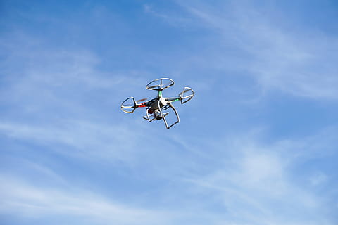 Drohne, dji, Phantom, Quadcopter, Hubschrauber, Feld, Landwirtschaft, Kitz, Suche, fliegen, dom, Spielzeuge, Spaß, Höhe, Flug, Luft, in dem, Mais, Weizen, Wolken, Dämmerung, Actioncam, Action-Kamera, Foto, Fotografie, Video, Propeller, Drohnen, basteln, Bastler, Freizeit, Hobby, Modell-, Modellflugzeug, Modell Spielzeug, Innovation, Trend, Flachwinkelansicht, Himmel, wolke - himmel, Sport, Natur, in der Luft, Blau, Tag, Bewegung, draußen, Basketball - Sport, Medienausstattung, Freizeitbeschäftigung, eine Person, Basketballkorb, Kunststück, Fertigkeit, Fahrrad, fliegend, 5K, CC0, gemeinfrei, lizenzfrei