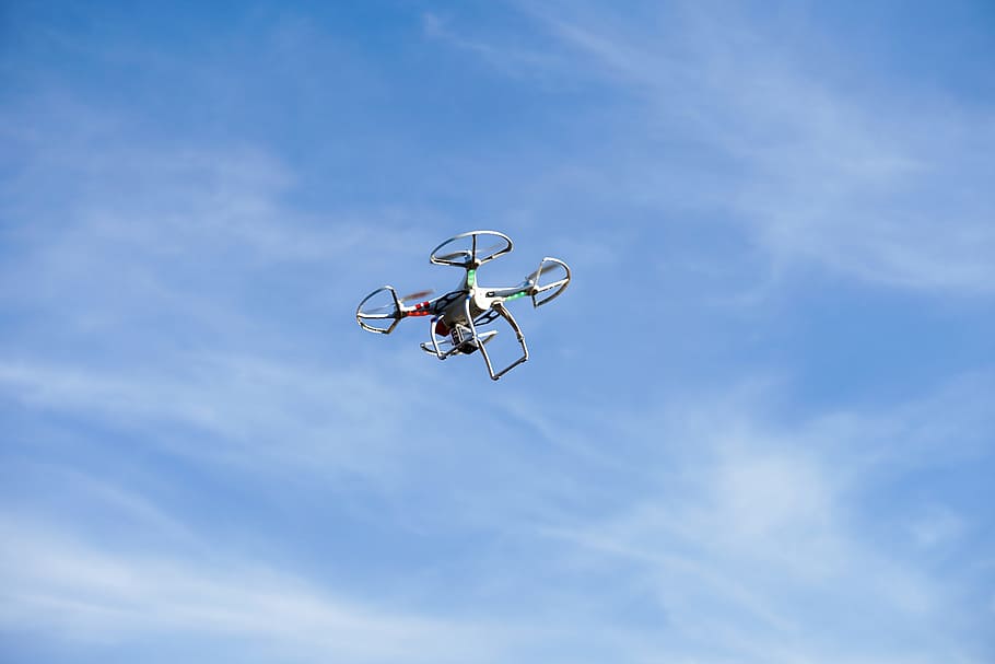drone, dji, fantasma, quadcopter, helicòpter, camp, agricultura, cervatillo, cerca, volar, dom, joguines, diversió, alçada, vol, aire, a la pàgina, blat de moro, blat, núvols, crepuscle, actioncam, càmera d’acció, foto, fotografia, vídeo, hèlix, drones, juguetear, aficionats, oci, pasatemps, model, model d’avió, joguina model, innovació, tendència, vista d’angle baix, cel, núvol - cel, esport, naturalesa, a l'aire, blau, dia, moviment, a l'aire lliure, bàsquet - esport, equipament de suports, activitat d'oci, una persona, cèrcol de bàsquet, truc, habilitat, bicicleta, volant, 5K
