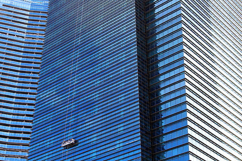 Hochhaus, Wolkenkratzer, Fensterputzer, sauber, glasputzer, Fenster, die Architektur, Fassade, Gebäude, Stadt, Glas, modern, hoch, Büro, Glasfassade, Spiegeln, große Stadt, Blau, Singapur, städtische Szene, gebaute Struktur, Gebäudehülle, Bürogebäude, Turm, Tag, Bürogebäude außen, Vollbild, keine Leute, Muster, Flachwinkelansicht, Glas - Material, Hintergründe, draußen, große Höhe, Natur, 5K, CC0, gemeinfrei, lizenzfrei