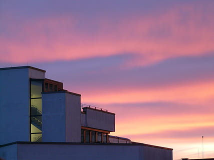 Sonnenuntergang, Wolken, Nachglühen, Zuhause, Himmel, die Architektur, Gebäude, modern, Treppe, abendstimmung, Romantik, Dämmerung, Dramatischer Himmel, mehrfarbig, beleuchtet, wolke - himmel, gebaute Struktur, Gebäudehülle, orange Farbe, keine Leute, Natur, draußen, Flachwinkelansicht, Schönheit in der Natur, lila, Stadt, Silhouette, hoher Abschnitt, romantischer Himmel, 2K, CC0, gemeinfrei, lizenzfrei