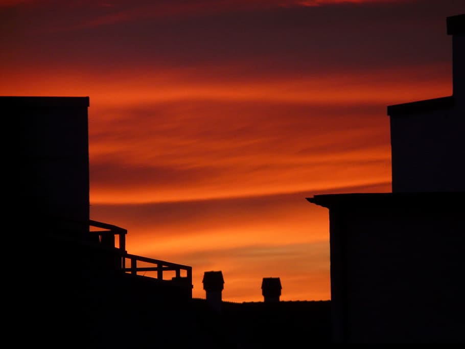 posta de sol, núvols, foc, resplendor, cel, brillar, cremar, casa, arquitectura, silueta, edifici, color taronja, cap gent, a l'aire lliure, estructura construïda, núvol - cel, naturalesa, bellesa a la natura, exterior de l'edifici, escenics - natura, barana, escena tranquil·la, vista d’angle baix, cel dramàtic, tranquil·litat, idíl·lic, 2K