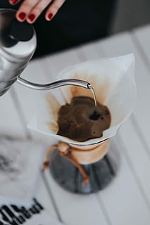 pouring, water, chemex filter coffee maker, Woman, Chemex, filter coffee, coffee maker, coffee, cafe, hot water, expresso, food, food And Drink, close-up, human body part, human hand, high angle view, indoors, one person, hand, real people, holding, lifestyles, adult, women, unrecognizable person, selective focus, body part, leisure activity, table, finger, 2K