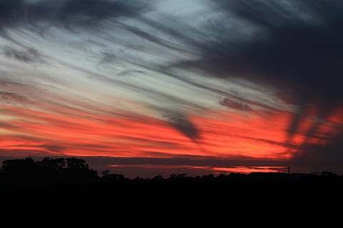 aèria, fotografia, cel, posta de sol, eventide, núvols, paisatge, naturalesa, tarda, horitzó, cel dramàtic, silueta, cloudscape, color taronja, bellesa a la natura, escenics, cap gent, núvol - cel, escenics - natura, tranquil·litat, escena tranquil·la, medi ambient, arbre, idíl·lic, por, planta, escena no urbana, a l'aire lliure, fosc, cel romàntic, poder a la natura, 4K, CC0, domini públic, lliure de regalies