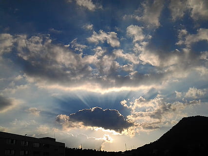 blå, overskyet, himmel, dagtimerne, nuve, solnedgang, sky - himmel, skønhed i naturen, natur, scenics - natur, storm, cloudscape, dramatisk himmel, silhuet, lav vinkel visning, ingen mennesker, sollys, arkitektur, miljø, solstråle, udendørs, tordenvejr, bygget struktur, meteorologi, lyse, 1080P, CC0, offentligt domæne, royaltyfrie