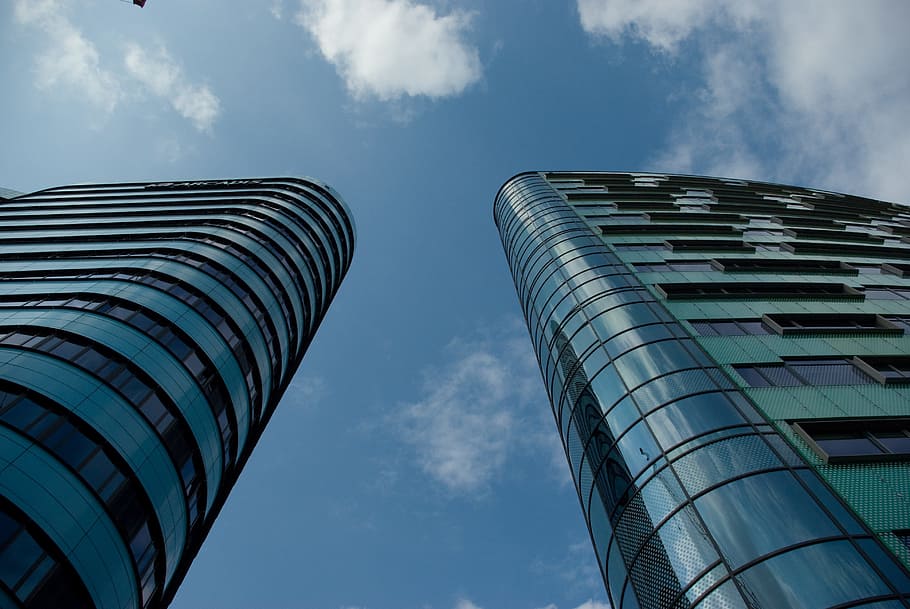 niedrig, Winkel Foto, Wolkenkratzer, tagsüber, Gebäude, hoch, bauen, Zwillingstürme, Center, Bahnhof, Unternehmen, Firmen, Zeit, Turm, Böden, Blau, Grün, Fenster, Windschutzscheibe, die Architektur, gebaute Struktur, Gebäudehülle, Himmel, wolke - himmel, Flachwinkelansicht, große Höhe, Bürogebäude außen, Stadt, Natur, modern, Tag, keine Leute, draußen, Büro, Industrie, Muster, direkt darunter, 4K