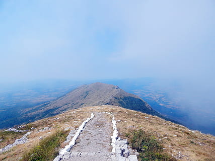 Rtanj, montagna, sentiero, escursioni a piedi, montagna, sentiero, sentiero d'escursionismo, cielo, paesaggio, natura, Serbia, Paesaggi, all'aperto, bellezza nella natura, ambiente, scenics - natura, giorno, scena tranquilla, la tranquillità, destinazioni di viaggio, nessuno, scena non urbana, terra, nuvola - cielo, viaggio, catena montuosa, nebbia, 2K, CC0, dominio pubblico, privo di copyright