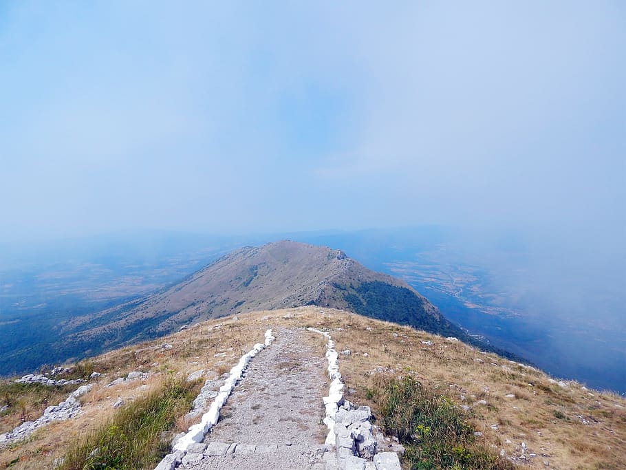 Rtanj, montagna, sentiero, escursioni a piedi, montagna, sentiero, sentiero d'escursionismo, cielo, paesaggio, natura, Serbia, Paesaggi, all'aperto, bellezza nella natura, ambiente, scenics - natura, giorno, scena tranquilla, la tranquillità, destinazioni di viaggio, nessuno, scena non urbana, terra, nuvola - cielo, viaggio, catena montuosa, nebbia, 2K