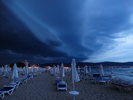 Sky, storm, flott, Strand, sand, stol, hav, på rad, sky - himmel, himmel, vann, land, skjønnhet i naturen, sete, ro, lenestol, naturskjønnhet - natur, natur, paraply, parasoll, ordning, ingen folk, utendørs, horisont over vann, 2K, CC0, offentlig domene, opphavsrett gratis