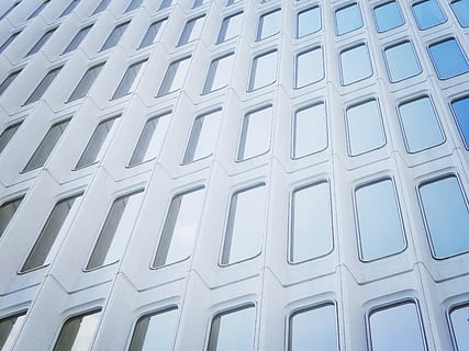 düşük, açı fotoğrafçılığı, panelli, yüzey, beyaz beton yapı, pencere, cephe, bina, modern, dizayn, arka, Desen, bütün çerçeve, düşük açılı görünüş, insansız, yapılı yapı, üst üste, mimari, yan yana, tekrarlama, dış yapı, geometrik şekil, gün, şekil, Beyaz renk, gökyüzü, açık havada, 5K, CC0, kamu malı, telif ücretsiz