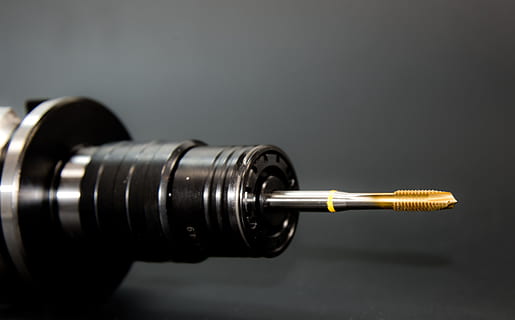 schließen, Foto, grau, braun, Bohrer, Wasserhähne, Mahlen, Fräse, Bohren, Werkzeug, Metall, Metallbearbeitung, Industrie, cnc, Wende, Maschine, CNC-Maschine, Herstellung, Drehbank, zerspahnen, Metallkonstruktion, Bohrkopf, ingenieurwesen, Runden, Mechanik, Technologie, zerspanung, drinnen, Nahansicht, schwarze Farbe, Studioaufnahme, keine Leute, Arbeitsgerät, Kunst und Handwerk, Fertigkeit, einzelnes Objekt, Fokus auf den Vordergrund, kopieren sie platz, Tabelle, Geschäft, Richtigkeit, Finanzen, Sachverstand, 4K