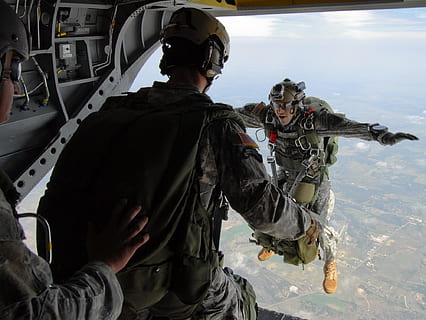 home, saltar, avió, paracaigudes, paracaigudisme, formació, militar, paracaigudistes, perill, halo, gran altitud, vehicle aeri, transport, forces Armades, manera de transport, govern, exèrcit, uniforme, roba, soldat de l'exèrcit, de peu, homes, gent, dia, casc, naturalesa, adult, dues persones, persones reals, a l'aire lliure, 1080P, CC0, domini públic, lliure de regalies