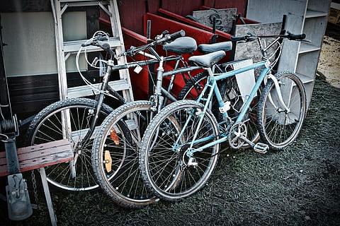 polkupyörää, syklit, liikkuvuus, henkilökohtainen, pyörät, polkupyörät, saldo, transporter, kuljetus, kuljetustapa, maa-ajoneuvo, polkupyörä, kiinteä, ei ihmisiä, arkkitehtuuri, päivä, rakennettu rakenne, pyörä, rakennuksen ulkoa, pysäköinti, ulkona, kaupunki, kori, kaide, katu, rakennus, matkustaa, poissaolo, 5K, CC0, public domain, rojaltivapaa