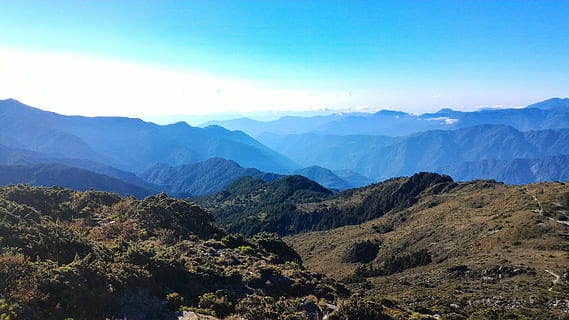 muntanya, Taiwan, naturalesa, paisatge, asia, escenics, a l'aire lliure, cim de muntanya, turó, escenics - natura, medi ambient, Serra, bellesa a la natura, cel, escena tranquil·la, tranquil·litat, escena no urbana, planta, arbre, cap gent, terra, idíl·lic, blau, viatjar, destinacions de viatge, arbre de coníferes, pi, paisatge dramàtic, 4K, CC0, domini públic, lliure de regalies