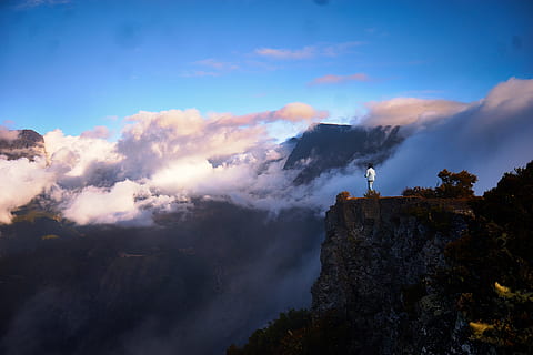 normes, tercer, fotografia, gris, penya-segat, home, de peu, de cara, blanc, núvols, durant el dia, tot i res, temps, núvol, vora, repunta, persona, muntanya, naturalesa, cel, núvol - cel, paisatge, escenics, a l'aire lliure, cloudscape, posta de sol, blau, nit, rock - object, arquitectura, exterior de l'edifici, estructura construïda, escenics - natura, bellesa a la natura, tranquil·litat, arbre, escena tranquil·la, planta, terra, cap gent, medi ambient, escena no urbana, destinacions de viatge, idíl·lic, rock, cim de muntanya, 5K, CC0, domini públic, lliure de regalies
