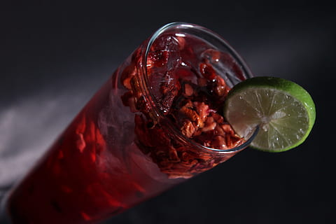 kold, urtete, drikke, mad og drikke, alkohol, forfriskning, glas, frugt, citrus frugt, skive, drikkeglas, Citron, mad, cocktail, husholdningsudstyr, tæt på, indendørs, sund kost, friskhed, studio skud, ingen mennesker, sort baggrund, rom, luksus, 4K, CC0, offentligt domæne, royaltyfrie
