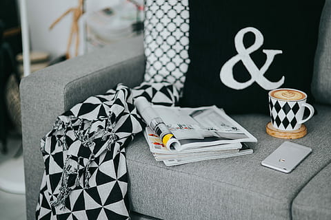 descansando, revistas, vaso, café, taza de cafe, interior, relajante, leyendo, hora, sofá, tarde, arte del cafe, adentro, nadie, día, de cerca, naturaleza muerta, centrarse en primer plano, mesa, comunicación, comida y bebida, publicación, tecnología, beber, tecnología inalámbrica, papel, negocio, ordenador portátil, café - bebida, mueble, bolso, libro, taza de café, 4K, CC0, dominio público, libre de derechos