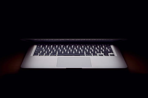 horní, Červené, povrch, macbook, na vrchu, počítač, laptop, technologie, počítačová klávesnice, Internet, ks, počítačový monitor, nikdo, počítačů, Černá barva, podnikání, klíč počítače, bezdrátové technologie, černé pozadí, sdělení, klávesnice, počítačové vybavení, uvnitř, studio shot, spojení, kopie prostor, detail, jeden objekt, temný, data, globální komunikace, prázdný, 2K, CC0, veřejná doména, bez autorských práv