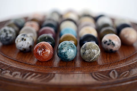 solitaire, jouer, logiquement, saut, des balles, tactique, loisir, les taux, jeu d'ermite, jeu de plateau, multi couleur, mise au point sélective, bois - matériau, grand groupe d'objets, personne, aliments, dans une rangée, fermer, Nourriture et boisson, variation, choix, à l'intérieur, prise de vue en studio, groupe d'objets, abondance, fraîcheur, vacances, se concentrer sur le premier plan, nourriture japonaise, orné, cuisine française, 4K, CC0, domaine public, libre de droits