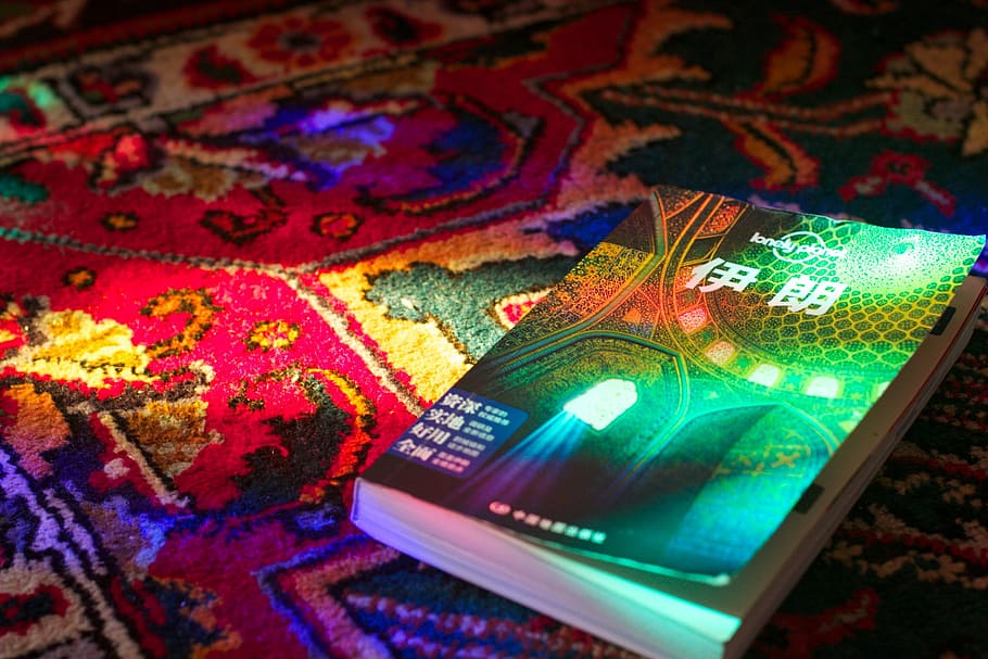 vert, titré, livre, tissu, kanji, texte, imprimé, tapis, art, connaissance, étude, lis, multi couleur, abstrait, illuminé, fermer, image peinte, personne, journée, à l'intérieur, modèle, art et Artisanat, carte, la communication, lien, futuriste, ville, orientation, la créativité, embrasé, vue grand angle, mise au point sélective, Industrie électronique, arrière-plans, La technologie, 2K