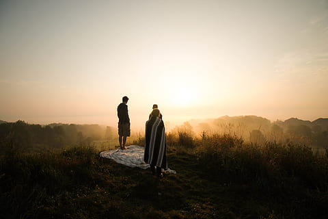 Foto, to, personer, bakke, gylden, time, mand, stående, gylden time, mennesker, udendørs, natur, herrer, gå, kærlighed, Kvinder, solnedgang, samvær, livsstil, familie, voksen, to personer, holde i hånden, heteroseksuelle par, baggrundsbelyst, silhuet, nydelse, brud, Brudgom, himmel, rigtige mennesker, plante, skønhed i naturen, jord, fuld længde, fritidsaktivitet, Mark, ro, emotion, positive følelser, par - forhold, 4K, CC0, offentligt domæne, royaltyfrie