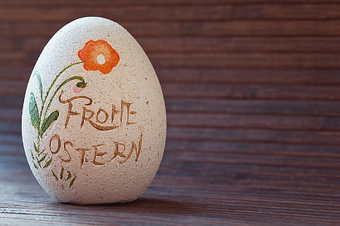 poc profund, focalitzar la fotografia, blanc, rock, stone-ei, deco-ei, ou de Pasqua, Feliç Pasqua, deco, tema de pasqua, tancar, material de fusta, ou, cap gent, celebració, text, menjar, creativitat, taula, festa, art i artesania, menjar i beguda, primer pla, a l'interior, comunicació, vacances - esdeveniment, emoció, sol objecte, somrient, Pasqua, missatge, 1080P, CC0, domini públic, lliure de regalies