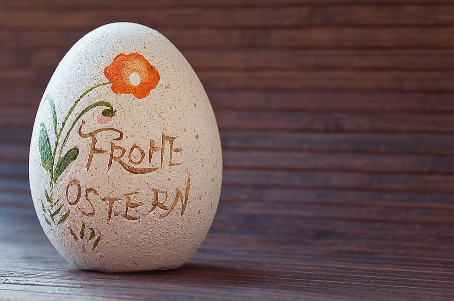 poc profund, focalitzar la fotografia, blanc, rock, stone-ei, deco-ei, ou de Pasqua, Feliç Pasqua, deco, tema de pasqua, tancar, material de fusta, ou, cap gent, celebració, text, menjar, creativitat, taula, festa, art i artesania, menjar i beguda, primer pla, a l'interior, comunicació, vacances - esdeveniment, emoció, sol objecte, somrient, Pasqua, missatge, 1080P