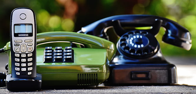 nero, grigio, senza fili, telefono di casa, Telefono, Modelli, generazioni, vecchio, comunicazione, comporre, ascoltatori, chiamata, antiquato, tecnologia, nostalgia, antico, Usato, connessione, in stile retrò, numero, nessuno, ricevitore telefonico, telefono fisso, telefono rotativo, concentrarsi sulle conoscenze acquisite, avvicinamento, sveglia, messa a fuoco selettiva, colore verde, giorno, tavolo, apparecchiature di telecomunicazione, tastiera, orologio, forma di comunicazione, 5K, CC0, dominio pubblico, privo di copyright