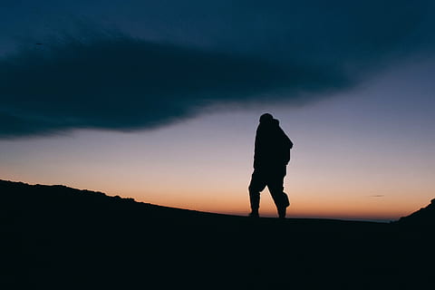 foto da silhueta, homem, nuvem, céu, montanha, Highland, pico, Colina, cimeira, pessoas, silhueta, caminhada, escalada, viagem, exterior, por do sol, um homem só, uma pessoa, adulto, apenas adultos, apenas homens, de pé, nuvem - céu, comprimento total, atividade de lazer, beleza na natureza, estilos de vida, natureza, pessoas reais, scenics - natureza, cor laranja, tranquilidade, homens, cena tranquila, panorama, ao ar livre, 5K, CC0, domínio público, royalty free