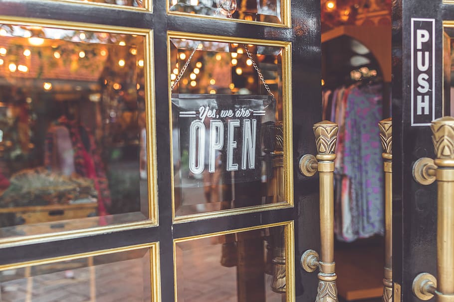 abierto, vendimia, firmar, ancho, vaso, almacenar, ligeramente, negro, enmarcado, puerta de cristal, ventana, puerta, tipografía, letras de mano, material de vidrio, transparente, Al por menor, nadie, centrarse en primer plano, en venta, de cerca, elección, adentro, variación, texto, exhibición al por menor, negocio, metal, ventana de la tienda, comida y bebida, iluminado, 5K