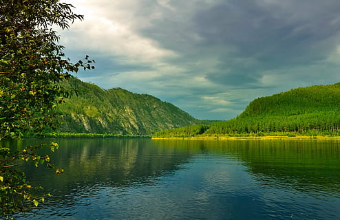 lac și munte, râu, mal, copaci, ramuri, frunze, iarbă, apă, lac, reflecţie, roci, vară, peisaj, călătorie, turism, concediu de odihna, natură, pădure, copac, în aer liber, scenics, Munte, Culoarea verde, cer, albastru, scenice - natura, nor - cer, frumusețe în natură, o scenă liniștită, liniște, plantă, malul mării, scenă non-urbană, nici o persoana, idilic, zi, 1080P, CC0, domeniu public, fără drepturi de autor