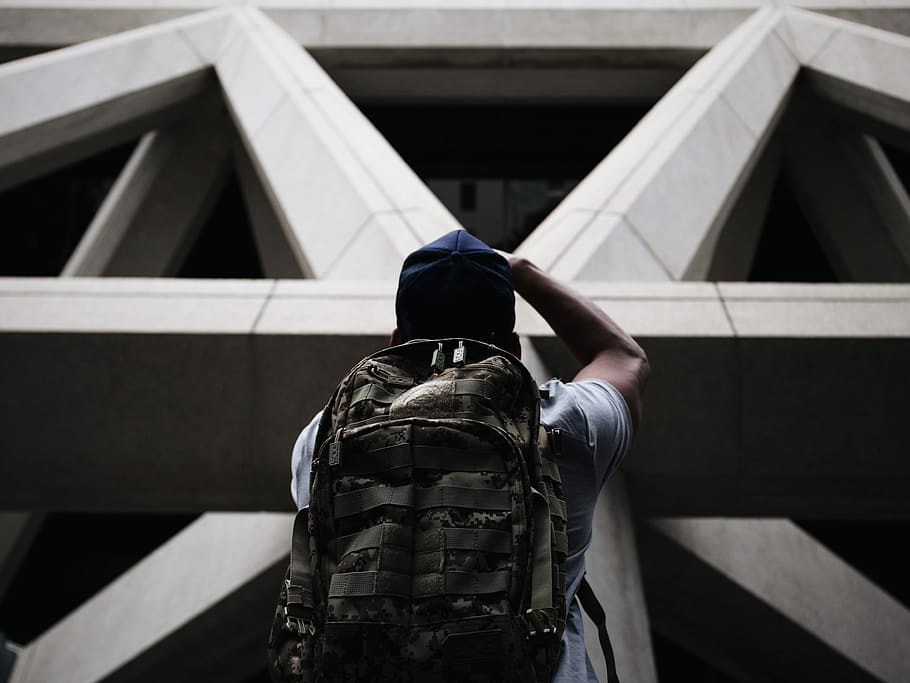 persona, indossare, camicia, escursioni a piedi, Borsa, analizzare, cercare, guardare, davanti, grigio, calcestruzzo, struttura, in piedi, giorno, uomo, bianca, zaino, blu, cappello, costruzione, architettura, mano, fotografo, urbano, stile, strada, maglietta, geometrico, berretto, fotografia, maschio, retrovisore, struttura costruita, una persona, esterno dell'edificio, uomini, persone reali, all'aperto, mezzi di trasporto, Inquadratura dal basso, ponte, capi di abbigliamento, concentrarsi sulle conoscenze acquisite, stili di vita, occupazione, natura, abbigliamento casual, 4K