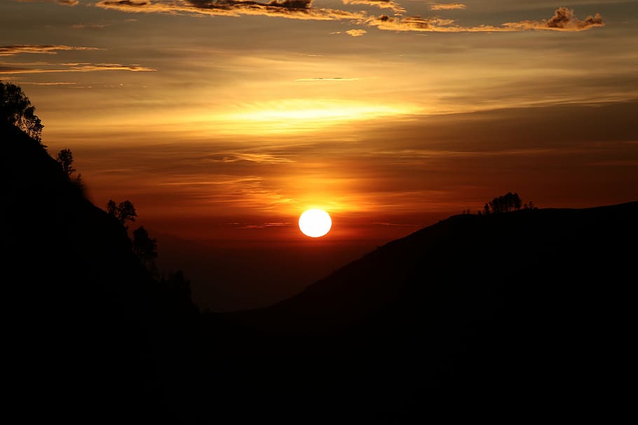 silueta, arbres, daurat, hores, posta de sol, taronja, pilota, brillar, disc, escena, tarda, vespre, siluetes, turons, naturalesa, a l'aire lliure, paisatge, sol, llum solar, color, romàntic, atmosfèric, sortida del sol - alba, muntanya, escenics, color taronja, cel, bellesa a la natura, escenics - natura, tranquil·litat, escena tranquil·la, idíl·lic, núvol - cel, medi ambient, cap gent, escena no urbana, cel dramàtic, 5K