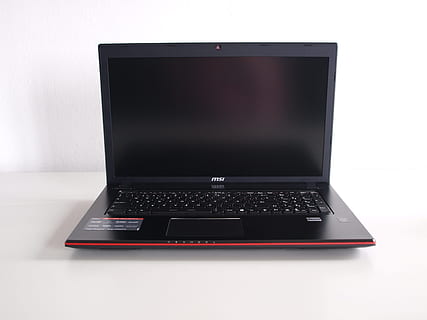 negru, roșu, ecran laptop dezactivat, portabil, să batjocorească, tehnologie, calculator, birou, PC, muncă, laptop, tehnologia fără fir, conexiune, în interior, comunicare, fundal alb, culoare neagră, nici o persoana, echipamente de calcul, studio shot, un singur obiect, masa, tastatură, Monitorul computerului, tastatura, a închide, deschis, portabilitate, argintiu colorat, 2K, CC0, domeniu public, fără drepturi de autor