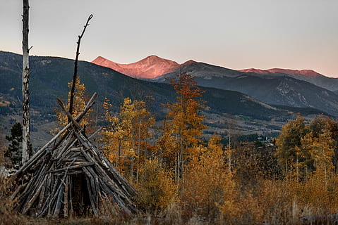 Marrone, tenda da teepee, alba, montagna, montanaro, nube, cielo, vertice, cresta, paesaggio, natura, valle, alberi, pianta, all'aperto, boschi, autunno, foresta, albero, legno - materiale, Paesaggi, giallo, terra, scenics - natura, bellezza nella natura, ambiente, catena montuosa, nessuno, tramonto, scena non urbana, la tranquillità, giorno, scena tranquilla, modificare, bosco di pini, Pino, albero di conifere, picco di montagna, collezione autunnale, 5K, CC0, dominio pubblico, privo di copyright
