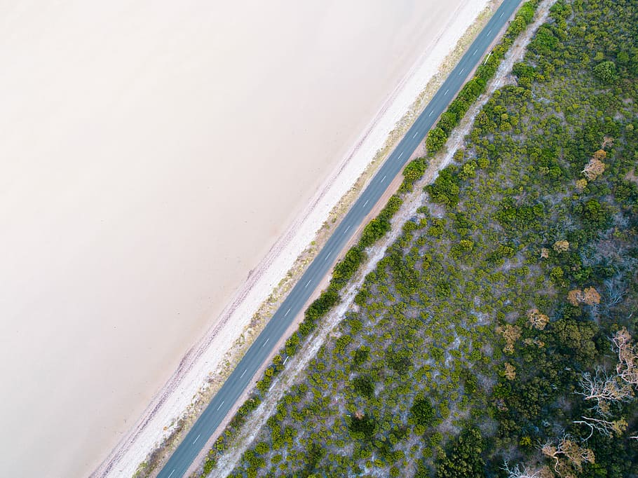 aèria, vista, concret, carretera, fotografia, verd, plantes, dividir, drone, vista del drone, simètric, simetria, diagonal, bosc, sorra, sorra de platja, mínim, paisatge minimalista, aigua, terra, mar, platja, cap gent, dia, naturalesa, escenics - natura, bellesa a la natura, esport, vista d’angle alt, moviment, a l'aire lliure, tranquil·litat, esport aquàtic, inclinació, escena tranquil·la, 4K