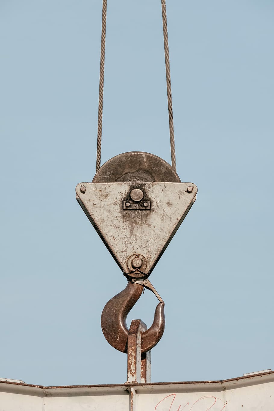 Marrone, puleggia d'acciaio, detenzione, bianca, barra d'acciaio, grigio, gancio dell'argano del metallo, portando, scatola di metallo, gancio, puleggia, cielo, blu, filo, corda, costruzione, gru, metallo, sollevamento, bullone, minimalista, minimalismo, minimo, dettaglio, Inquadratura dal basso, arrugginito, nessuno, giorno, cielo sereno, natura, sospeso, vecchio, all'aperto, avvicinamento, gru - macchine edili, attrezzatura, architettura, concentrarsi sulle conoscenze acquisite, 5K