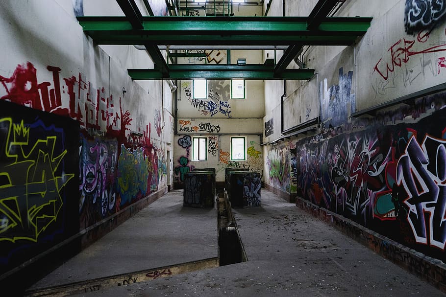 gris, estrecho, camino, paredes, dentro, edificio, interior, fotografía de edificio, paredes de graffiti, arquitectura, abandonado, explorar, lugar perdido, perdió, pintada, Arte y artesanía, estructura construida, pared - característica de la construcción, creatividad, texto, día, exterior del edificio, arte callejero, el camino a seguir, dirección, al aire libre, gente real, transporte, comunicación, ciudad, sucio, 5K