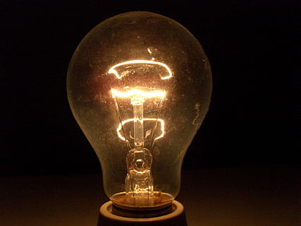 tæt på, fotografering, lys pære, vendt, pære, lys, belysning, fokus, penumbra, elektricitet, energi, foretage, gammel, mørke, rustik, lampe, belysningsudstyr, filament, belyst, sort baggrund, enkelt objekt, indendørs, studio skud, glødende, glas - materiale, brændstof og elproduktion, elektrisk lys, lys - naturligt fænomen, teknologi, ingen mennesker, mørk, Strømforsyning, elektrisk udstyr, elektrisk lampe, lysstyrke, 2K, CC0, offentligt domæne, royaltyfrie