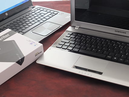 computer, tablet, digitale, schermo, computer, tavoletta, tastiera, il computer portatile, tecnologia wireless, tecnologia, tastiera del computer, comunicazione, connessione, in casa, attrezzatura informatica, nessuno, tavolo, mobilia, vista dall'alto, scrivania, attività commerciale, testo, colore nero, avvicinamento, documento, color argento, 4K, CC0, dominio pubblico, privo di copyright