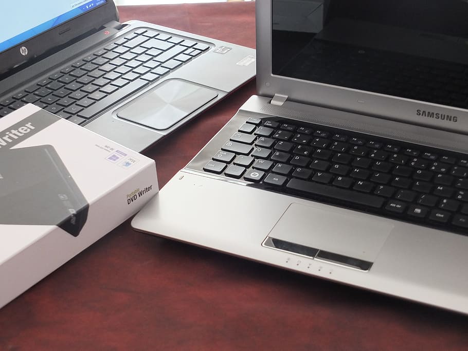 computer, tablet, digitale, schermo, computer, tavoletta, tastiera, il computer portatile, tecnologia wireless, tecnologia, tastiera del computer, comunicazione, connessione, in casa, attrezzatura informatica, nessuno, tavolo, mobilia, vista dall'alto, scrivania, attività commerciale, testo, colore nero, avvicinamento, documento, color argento, 4K
