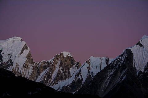 persona che mostra la montagna, persona, montagna, natura, picco di montagna, la neve, paesaggio, Paesaggi, catena montuosa, all'aperto, cielo, roccia - oggetto, terreno estremo, bellezza nella natura, inverno, blu, scenics - natura, temperatura fredda, ambiente, la tranquillità, montagna innevata, scena tranquilla, colore rosa, scena non urbana, nessuno, idilliaco, 5K, CC0, dominio pubblico, privo di copyright